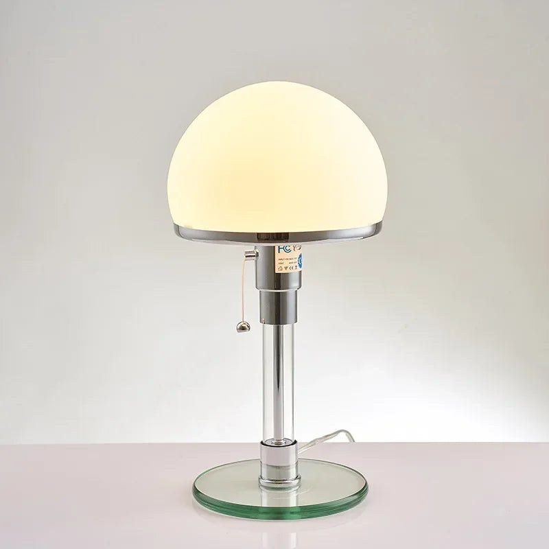 Bauhaus-Tischlampe mit satiniertem Glasdom und Chrom