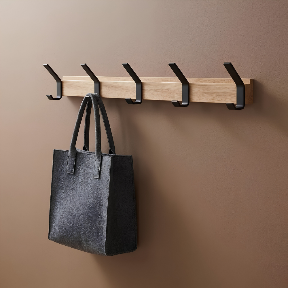 Minimalistische skandinavische Wandgarderobe aus Holz mit verstellbaren Haken