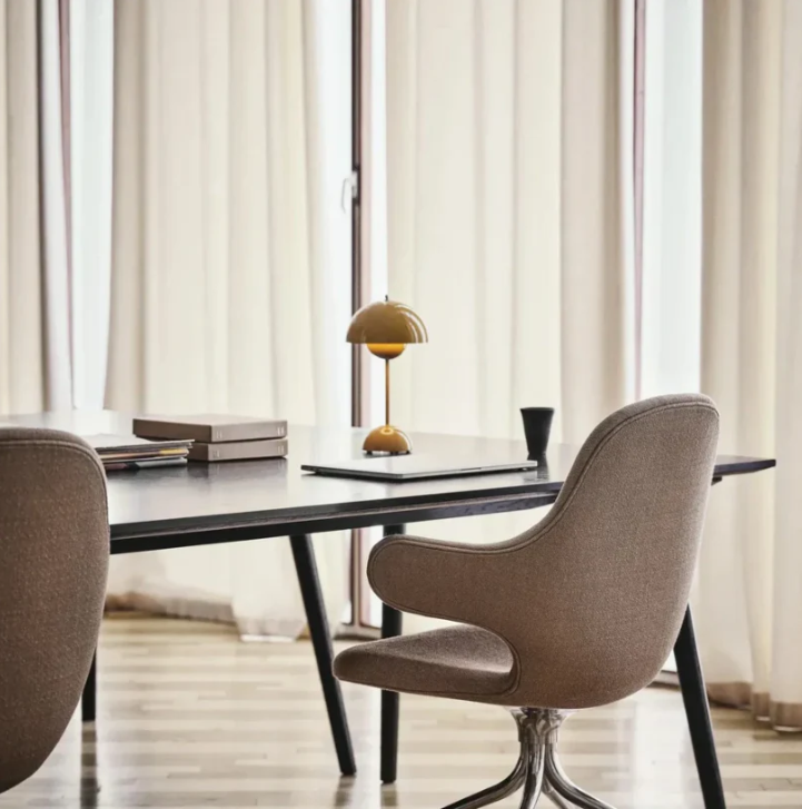 Elegante minimalistische skandinavische dimmbare Tischlampe mit Touch-Steuerung