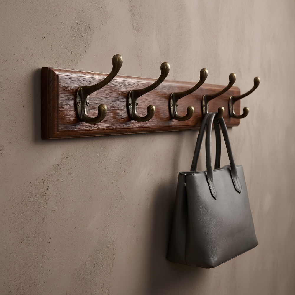 Skulpturale minimalistische organische Wandgarderobe aus Holz
