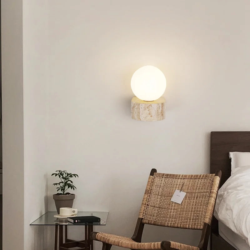 Skulpturale japanisch-minimalistische Wandleuchte aus Travertin und mattiertem Glas