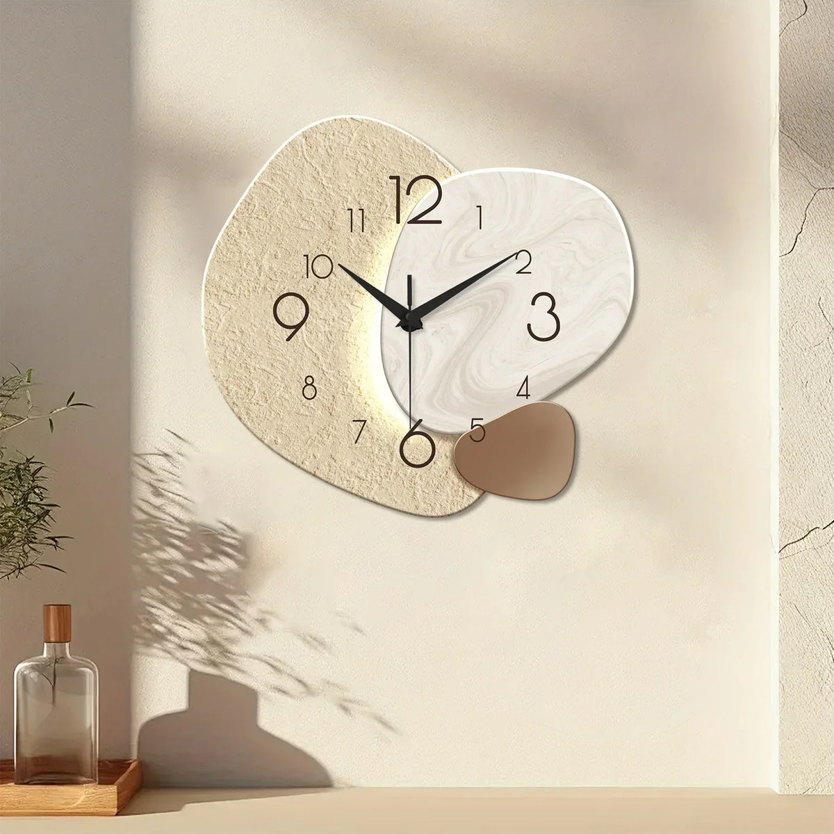 Moderne minimalistische geräuschlose Quarzwanduhr mit strukturierter Steinoptik