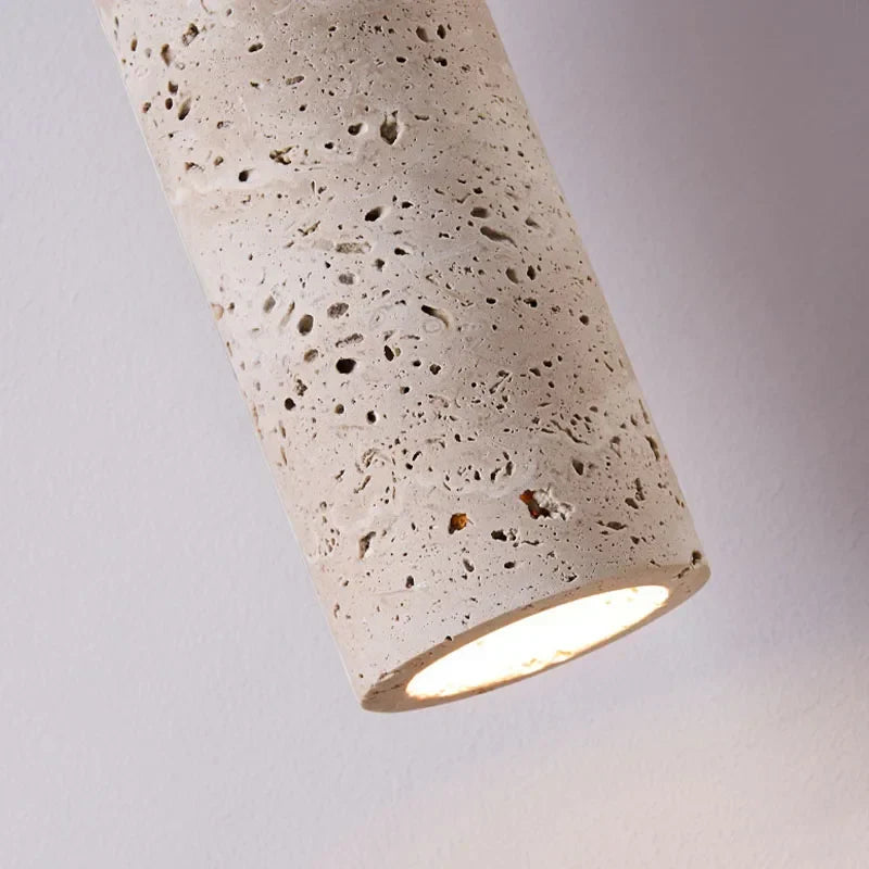 Hängeleuchte aus strukturiertem Travertin und Walnussholz im Wabi-Sabi-Stil