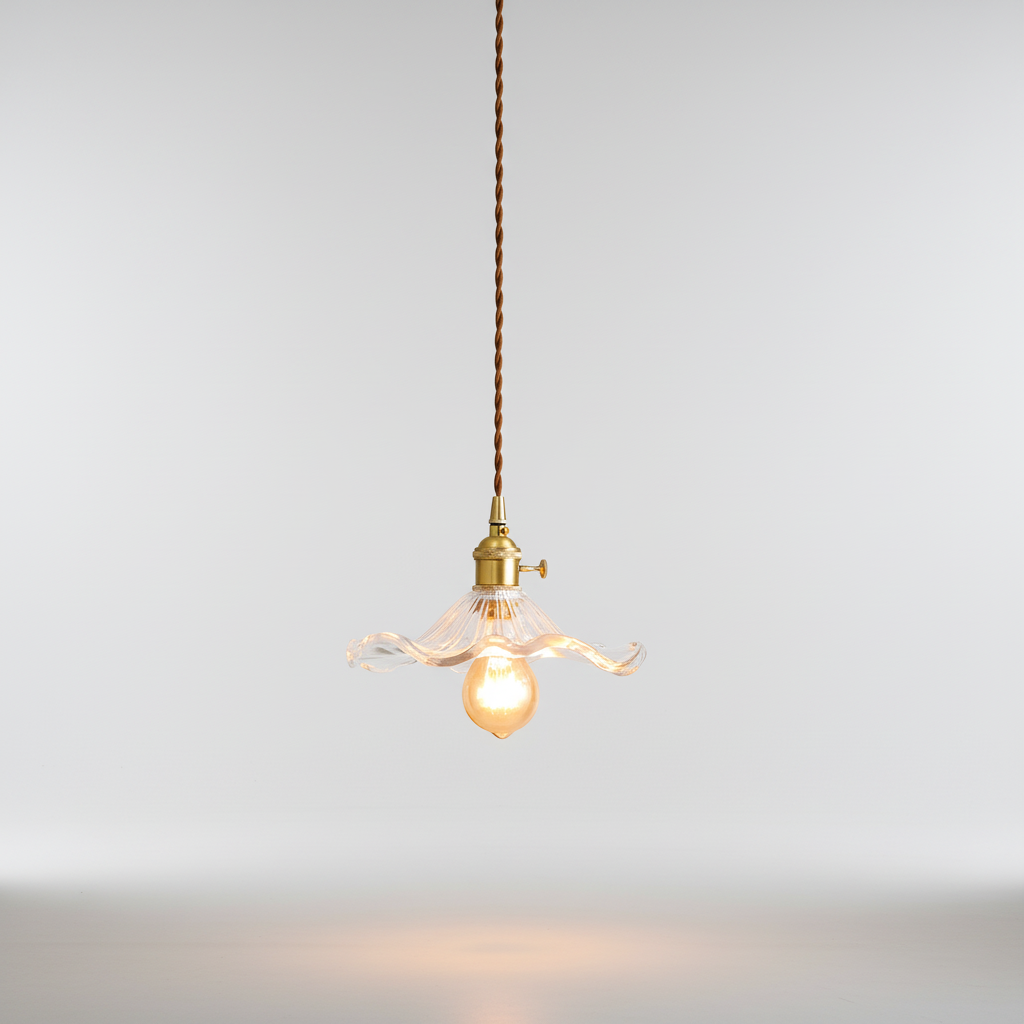 Skandinavische minimalistische Pendelleuchte mit getöntem Glas und Kupferakzenten