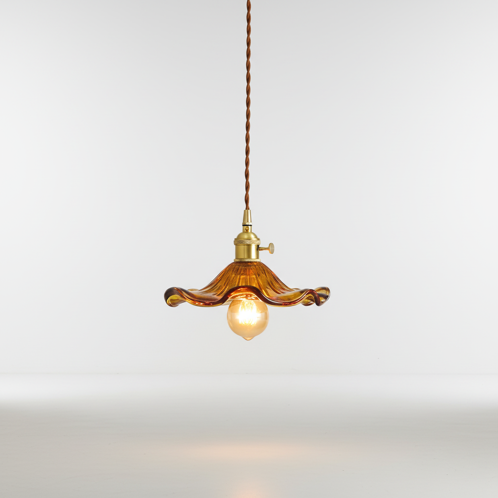 Skandinavische minimalistische Pendelleuchte mit getöntem Glas und Kupferakzenten