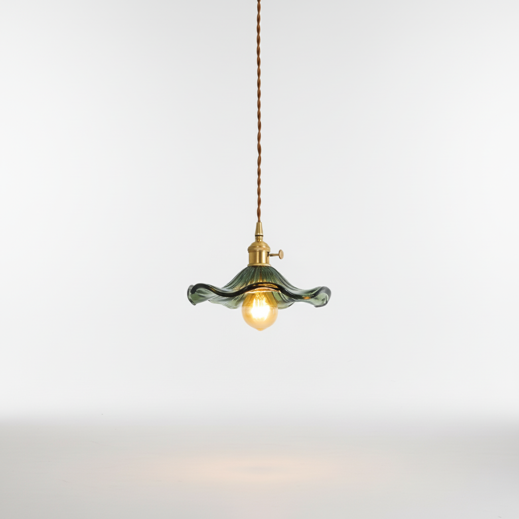 Skandinavische minimalistische Pendelleuchte mit getöntem Glas und Kupferakzenten