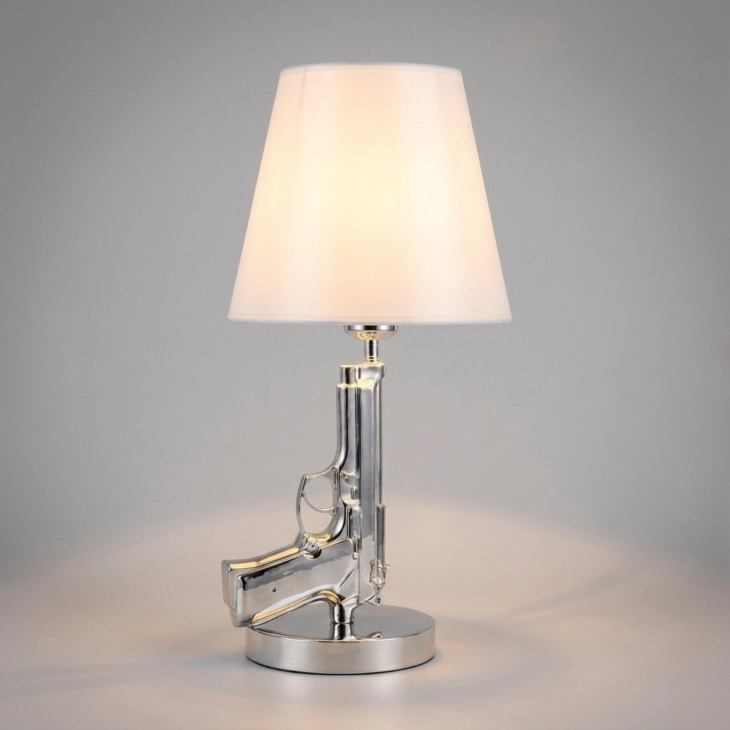 Skulpturale Tischlampe mit von einer Pistole inspiriertem Metallsockel und Stoffschirm