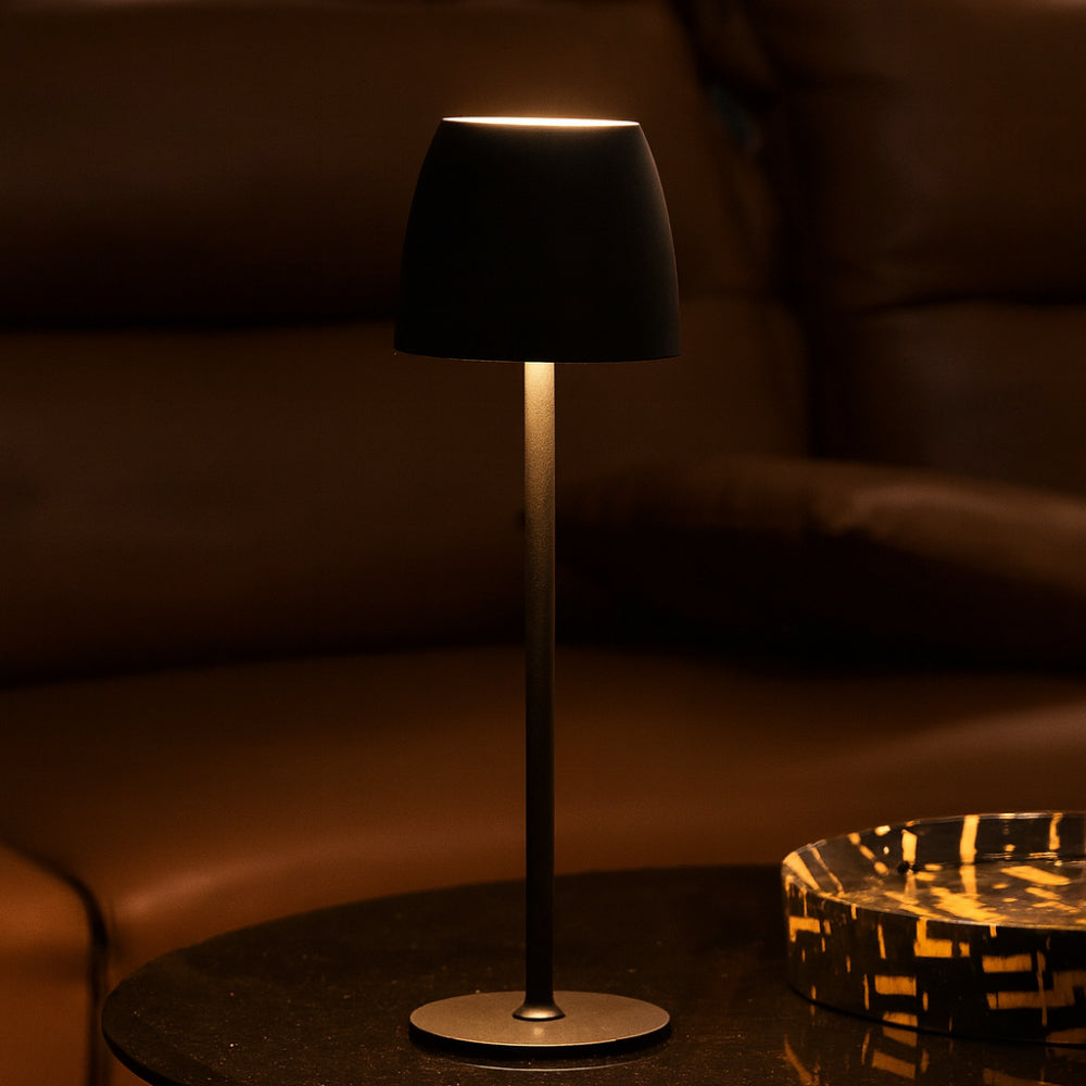 Minimalistische schlanke kabellose, wiederaufladbare dimmbare Tischlampe für Innen- und Außenbereiche