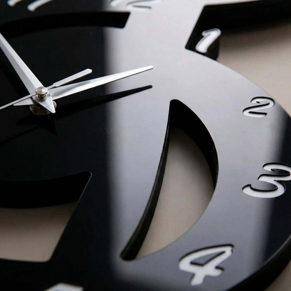 Analoge Wanduhr mit Silhouette eines Violinschlüssels