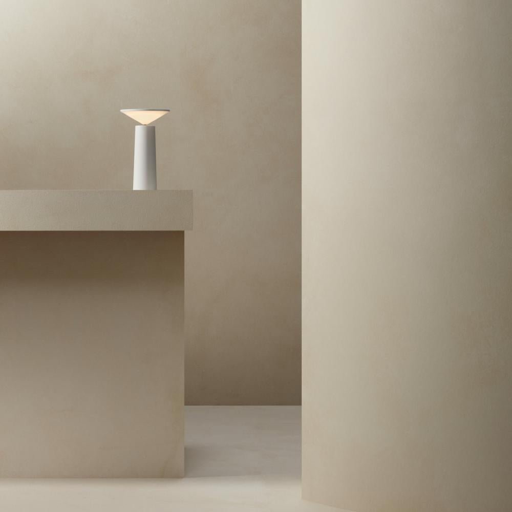 Skulpturale kabellose, wiederaufladbare dimmbare Tischlampe mit Kegelsilhouette