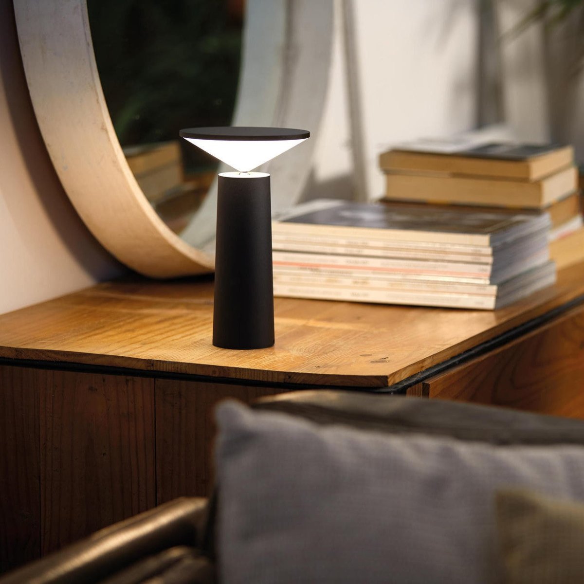 Skulpturale kabellose, wiederaufladbare dimmbare Tischlampe mit Kegelsilhouette