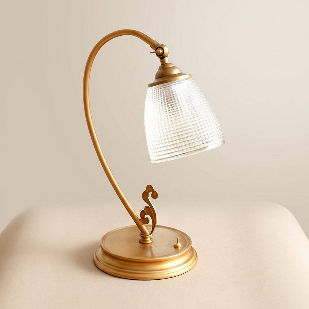Tischlampe im Vintage-Stil mit geschwungener Silhouette, Metalloberfläche und gemustertem Schirm