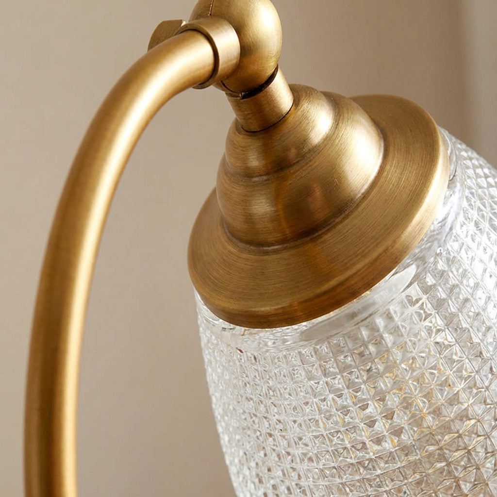 Tischlampe im Vintage-Stil mit geschwungener Silhouette, Metalloberfläche und gemustertem Schirm