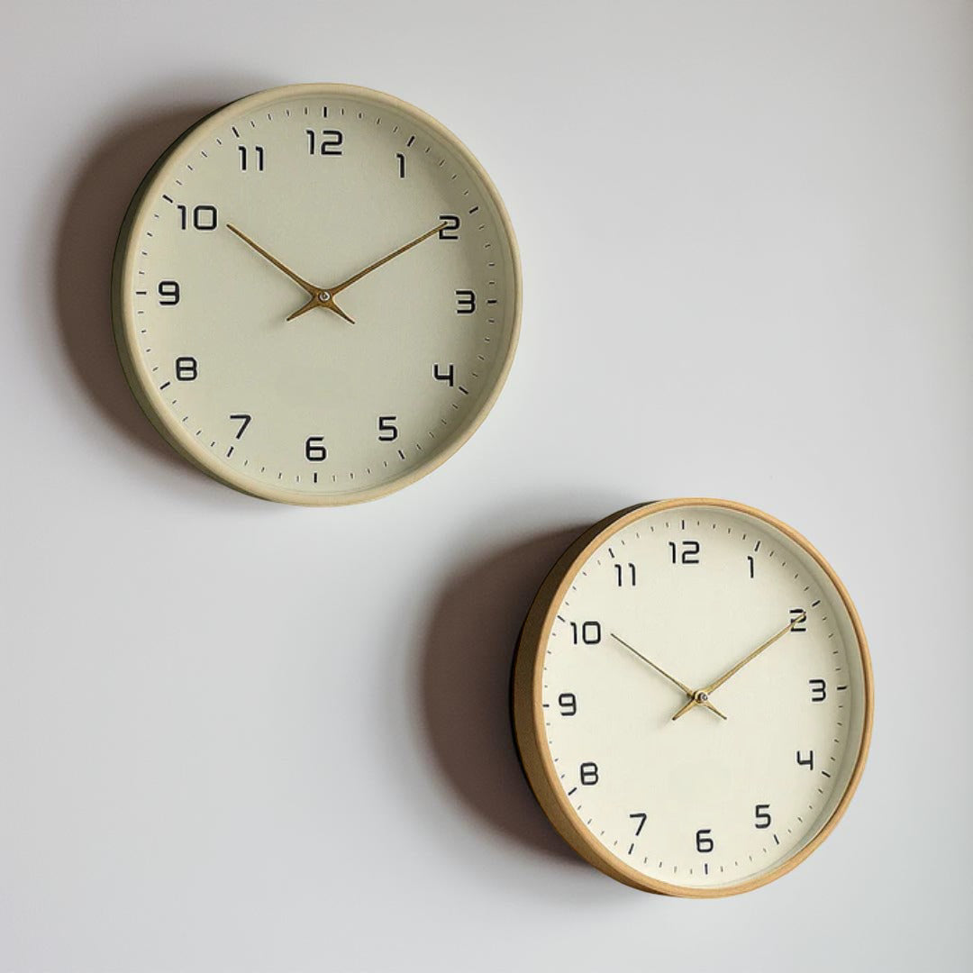 Minimalistische Wanduhr mit Holzrahmen und leisem Quarzwerk