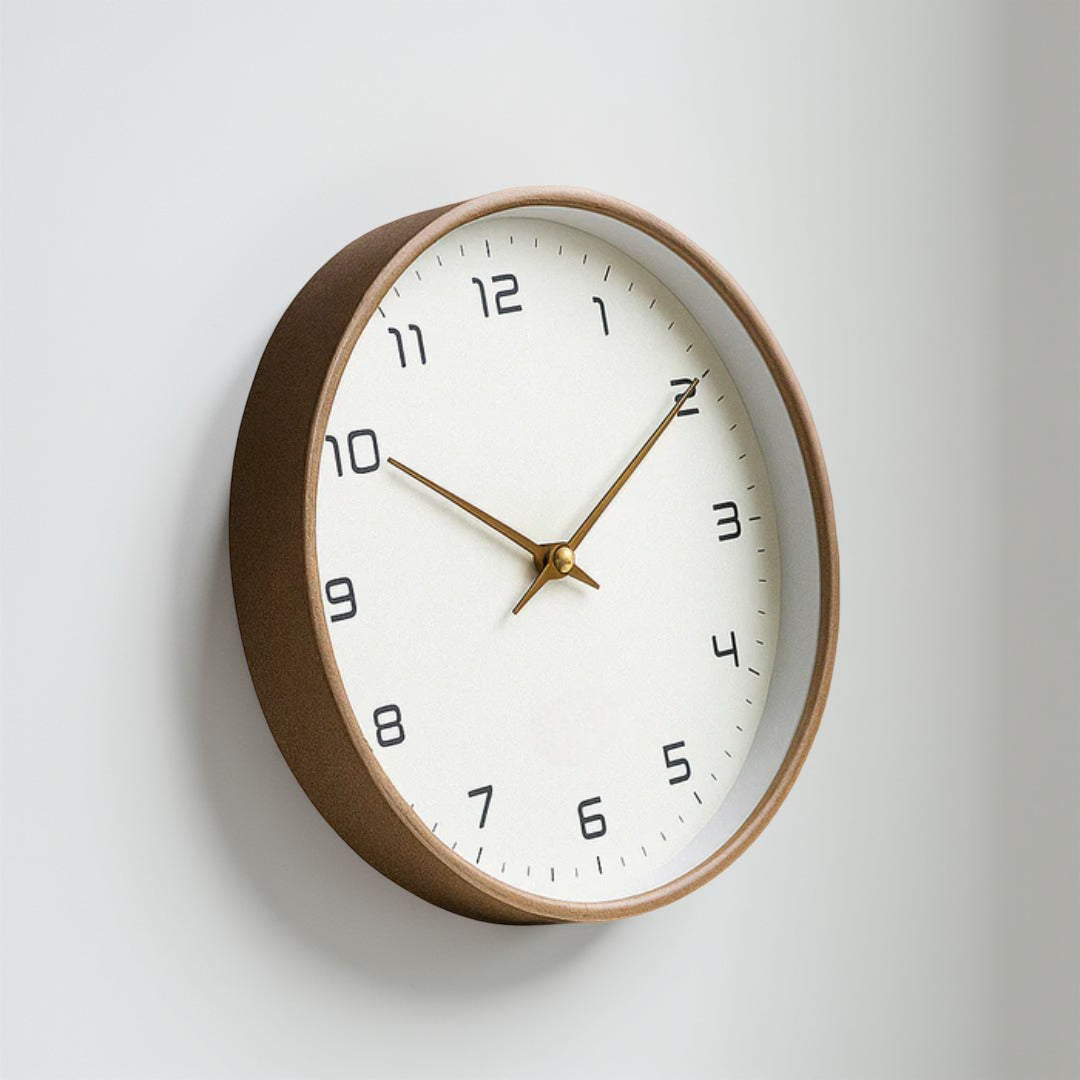 Minimalistische Wanduhr mit Holzrahmen und leisem Quarzwerk