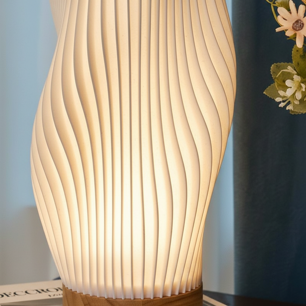 Skulpturale USB-Tischlampe in welliger Rippelform mit einstellbarer Helligkeit und Dimmer