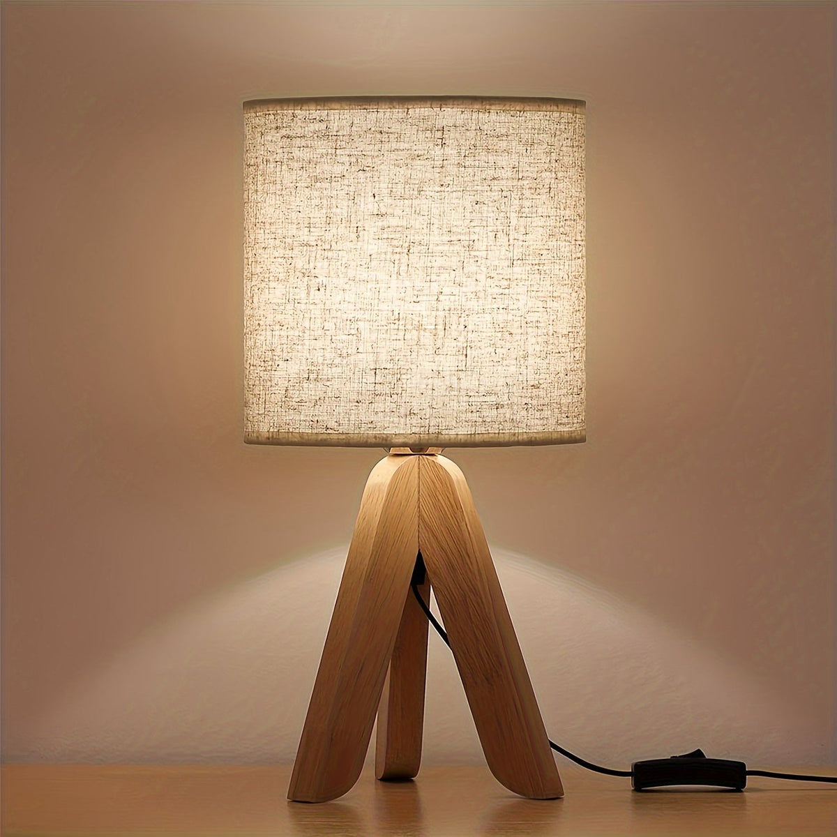 Nordisch-minimalistische Tischlampe mit Holzstativ und Leinenschirm