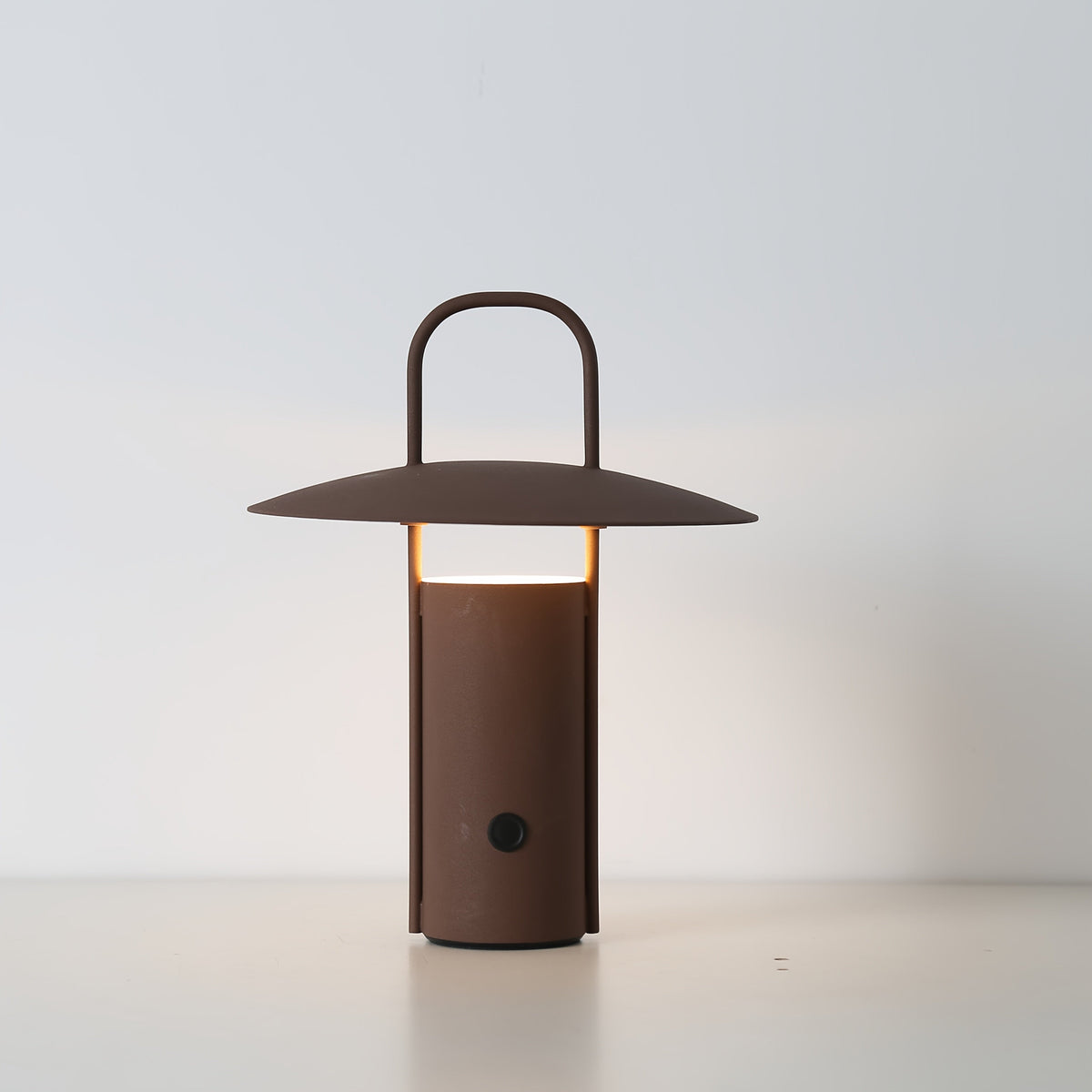 Minimalistische wiederaufladbare Tischlampe in Kuppelform aus Metall mit Touch-Steuerung
