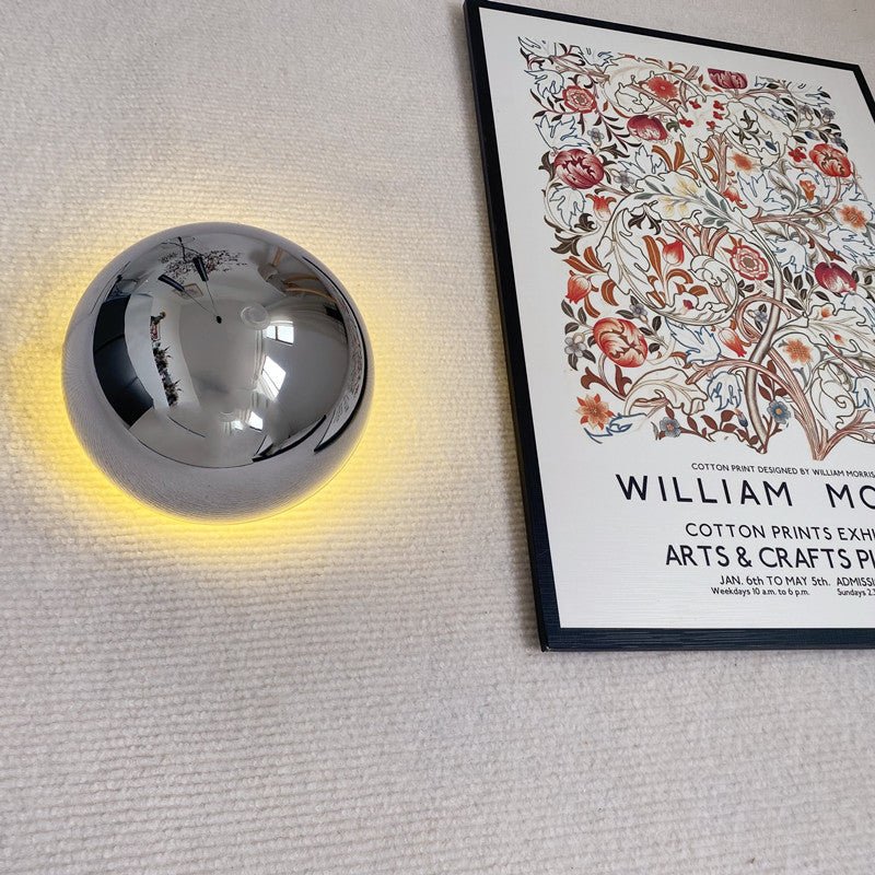 Runde skulpturale Metallwandleuchte im Bauhaus-Stil mit Eclipse-Halo