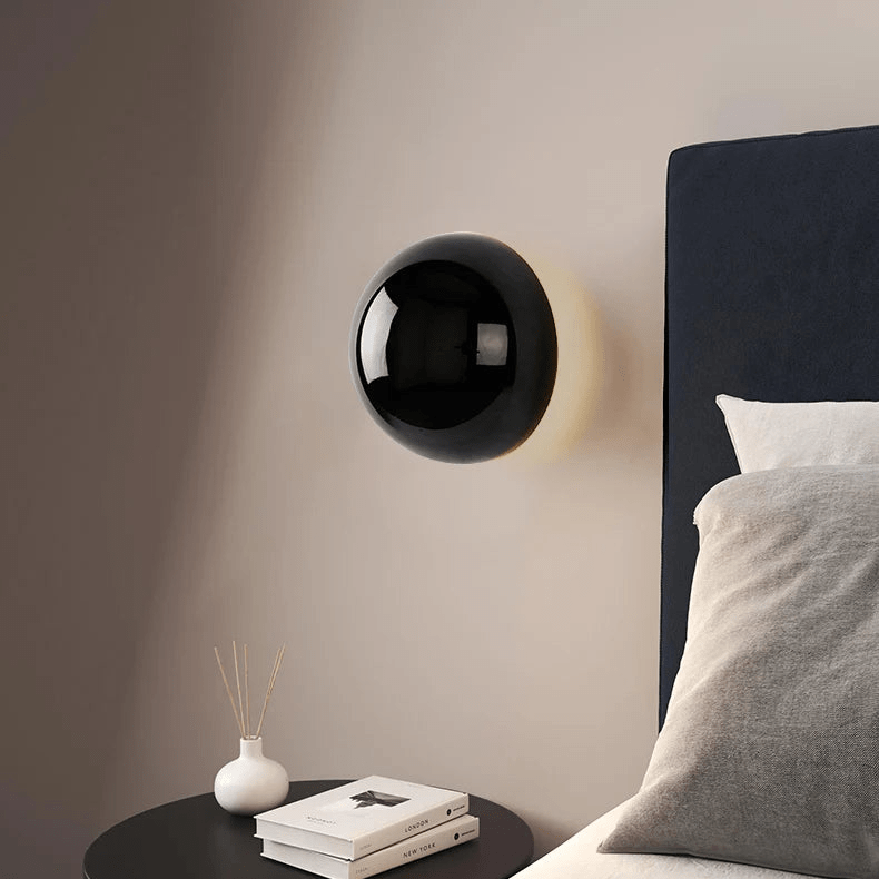 Runde skulpturale Metallwandleuchte im Bauhaus-Stil mit Eclipse-Halo