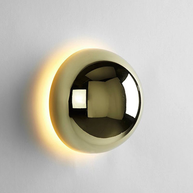 Runde skulpturale Metallwandleuchte im Bauhaus-Stil mit Eclipse-Halo