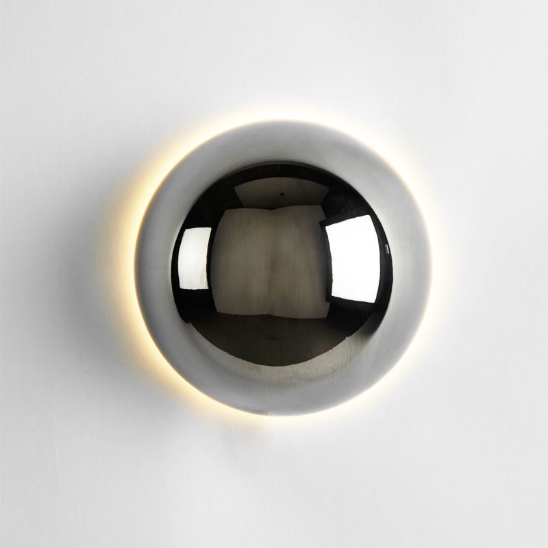 Runde skulpturale Metallwandleuchte im Bauhaus-Stil mit Eclipse-Halo