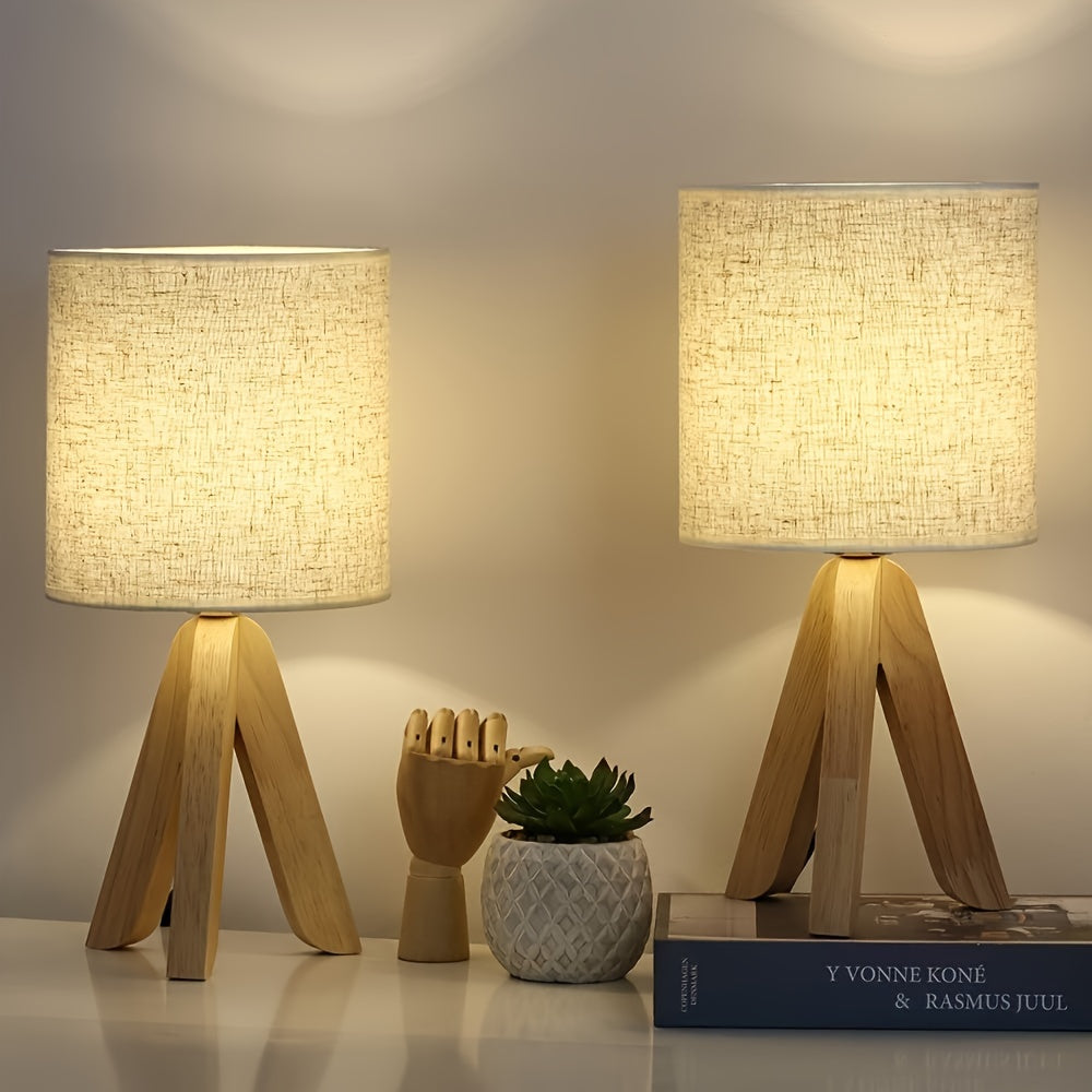 Nordisch-minimalistische Tischlampe mit Holzstativ und Leinenschirm