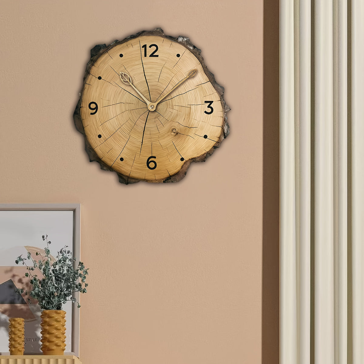 Rustikale Wanduhr mit unregelmäßigem Rand in Holzmaserung und leisem Quarzwerk