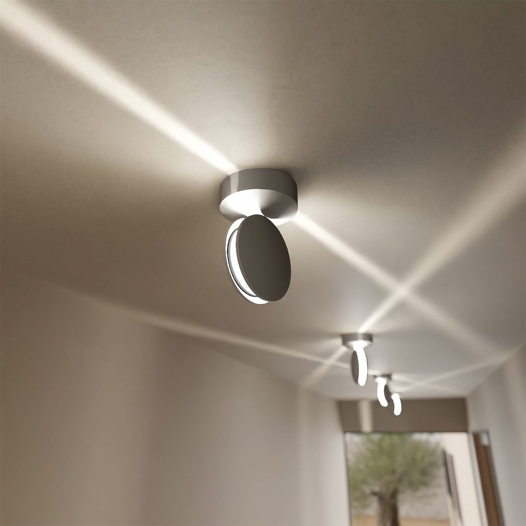 Verstellbare minimalistische Deckenleuchte mit matter Oberfläche und Spot für Innenräume