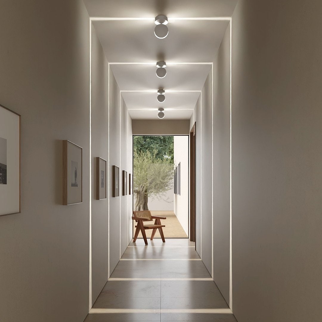 Verstellbare minimalistische Deckenleuchte mit matter Oberfläche und Spot für Innenräume