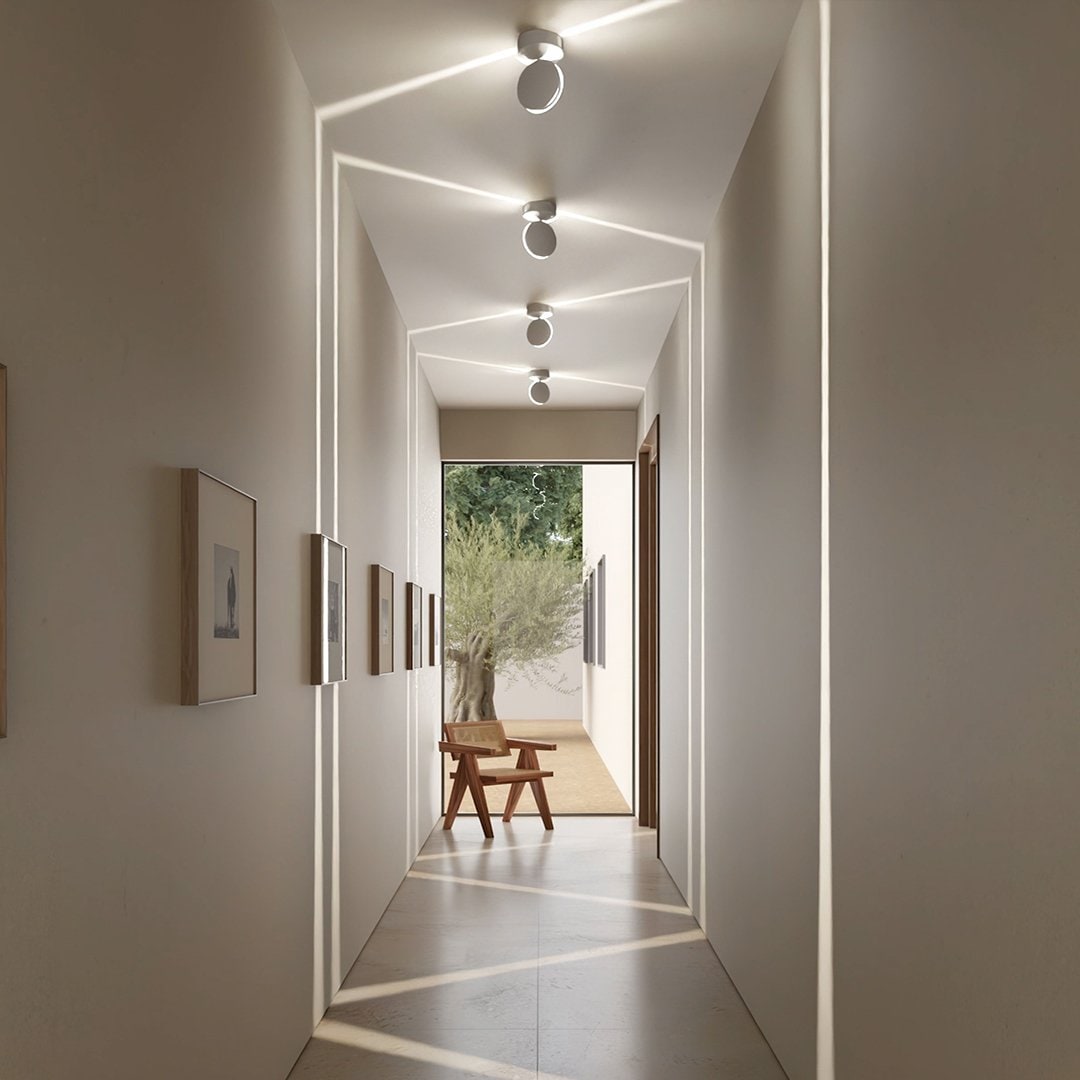 Verstellbare minimalistische Deckenleuchte mit matter Oberfläche und Spot für Innenräume