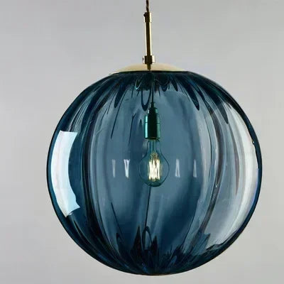 Nordische Pendelleuchte mit zeitgemäßer Glaskugel und energieeffizienter Beleuchtung
