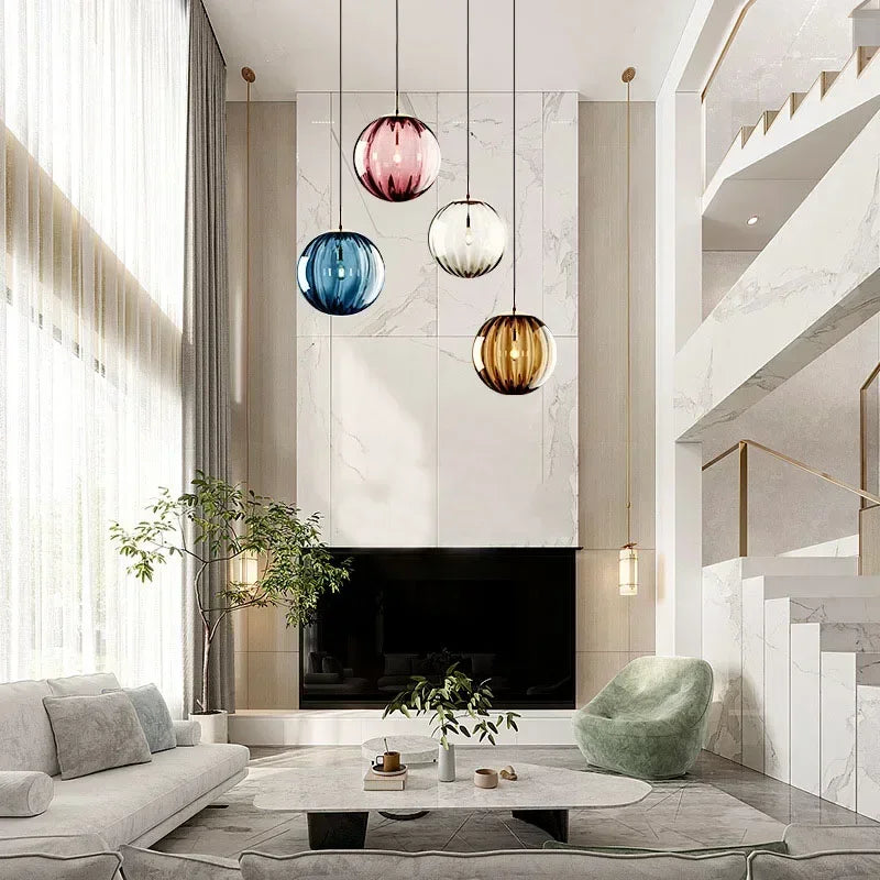 Nordische Pendelleuchte mit zeitgemäßer Glaskugel und energieeffizienter Beleuchtung
