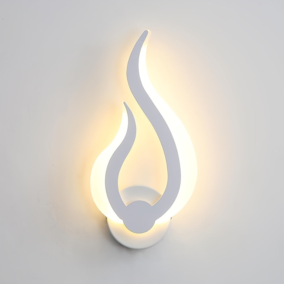 Moderne skulpturale Wandleuchte aus Acryl mit Flammensilhouette