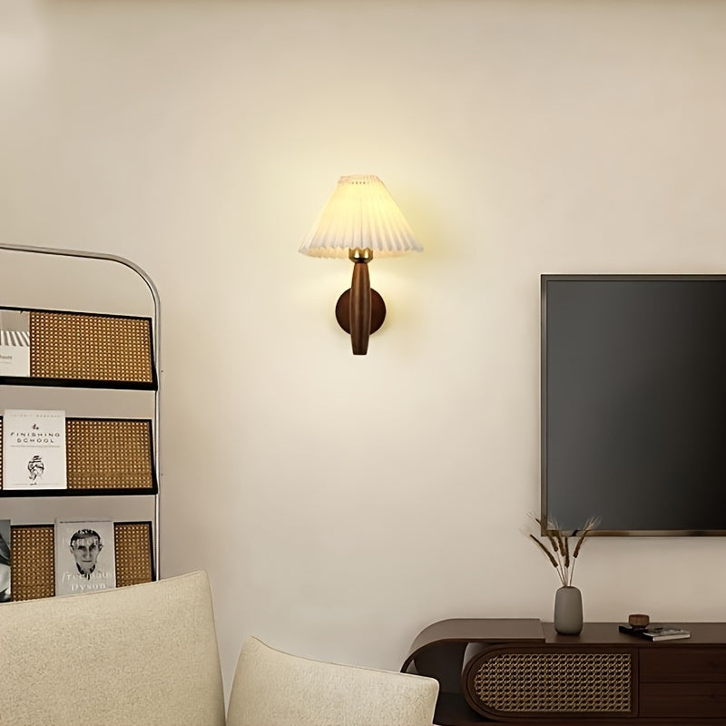 Nordische Wandleuchte aus Holz mit plissiertem Schirm für das Bett