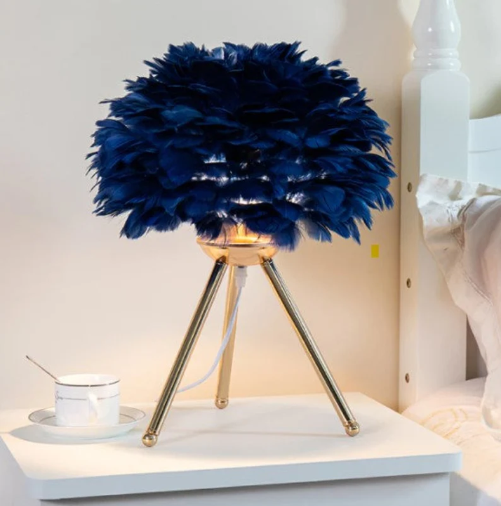 Dimmbare Tischlampe mit Metallfuß und Federverzierung