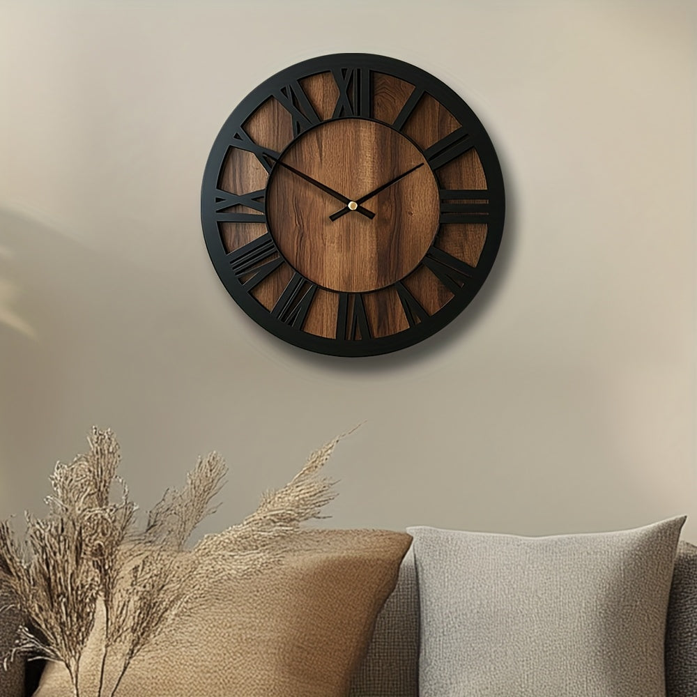 Rustikale Holzwanduhr mit römischen Ziffern und leisem Uhrwerk