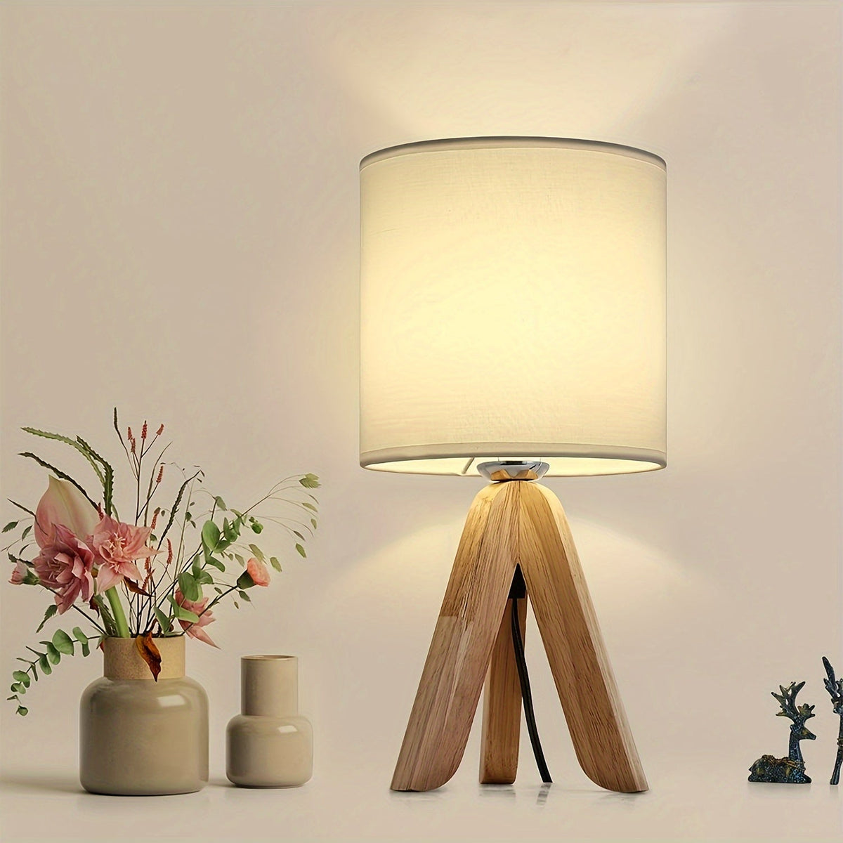 Nordisch-minimalistische Tischlampe mit Holzstativ und Leinenschirm