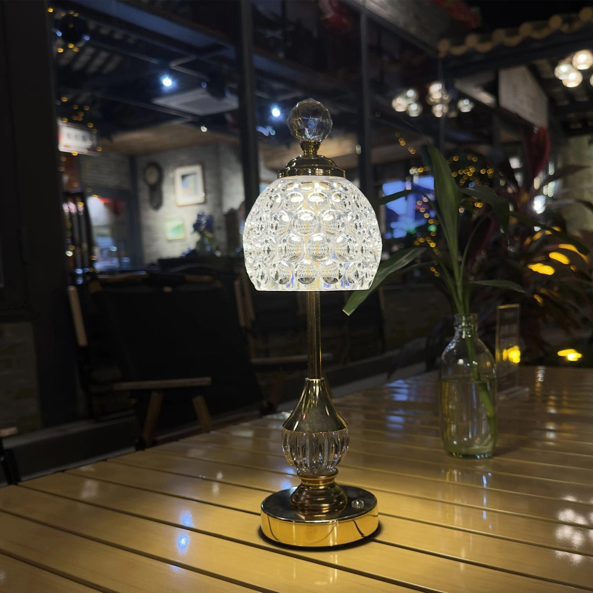 Skulpturale Tischlampe mit Kristallschirm, Touch-Dimmung, Akku und ohne Kabel