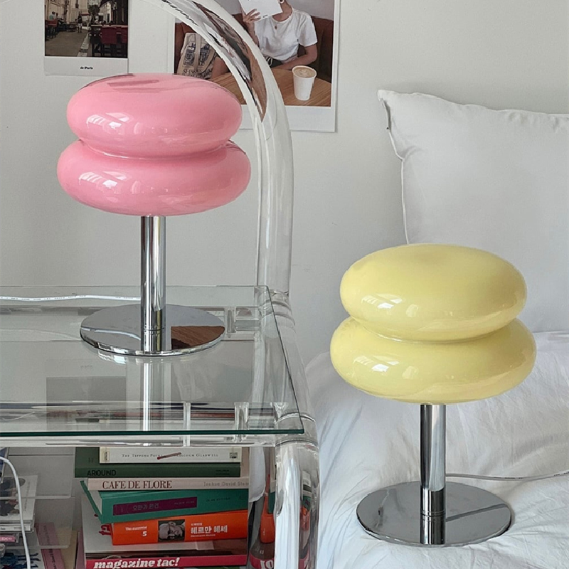 Skulpturale glänzende Glastischlampe in Ei- und Kuchenform
