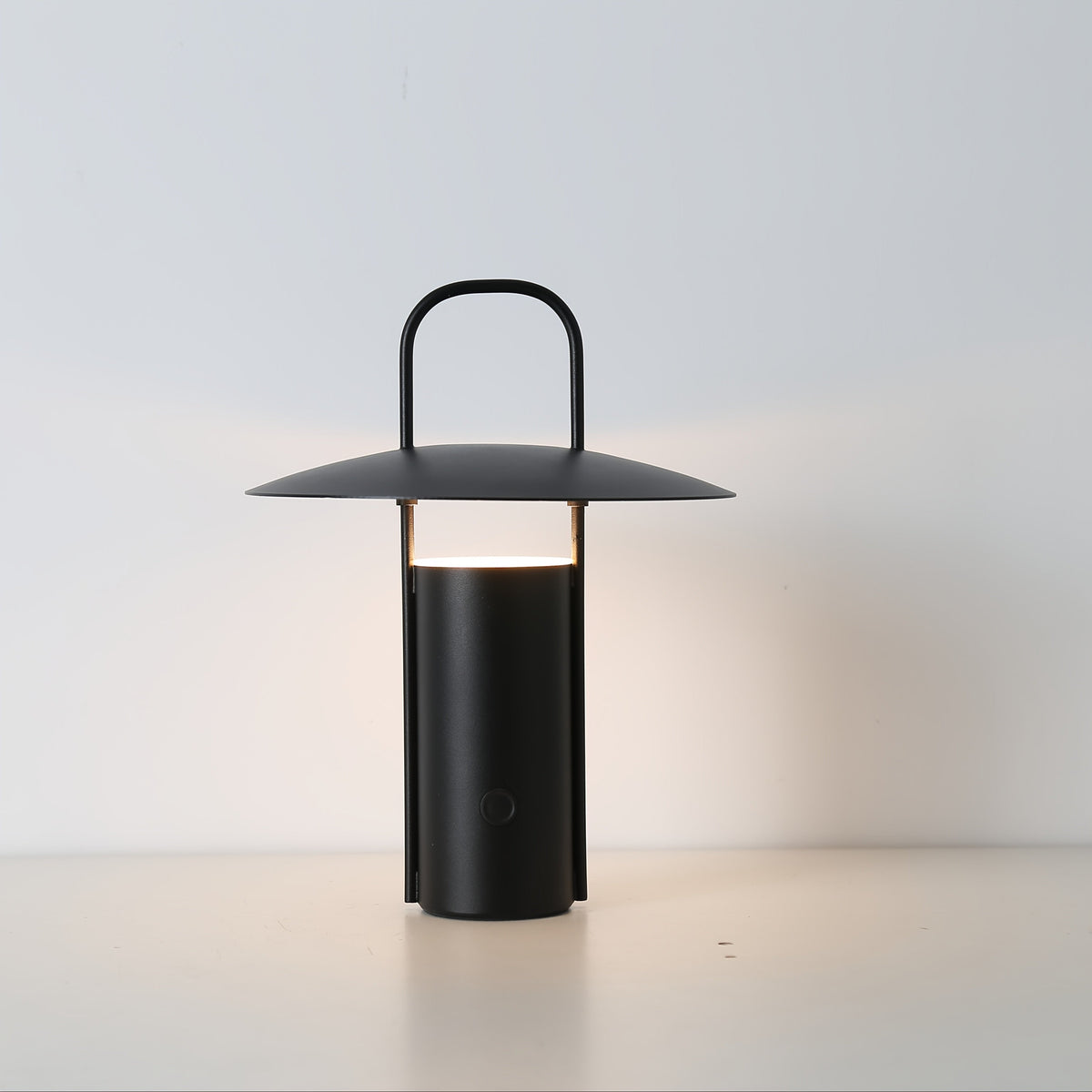 Minimalistische wiederaufladbare Tischlampe in Kuppelform aus Metall mit Touch-Steuerung