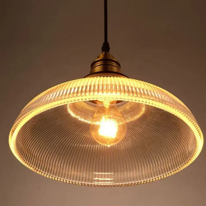 Strahlende Pendelleuchte aus Klarglas mit Metallakzenten