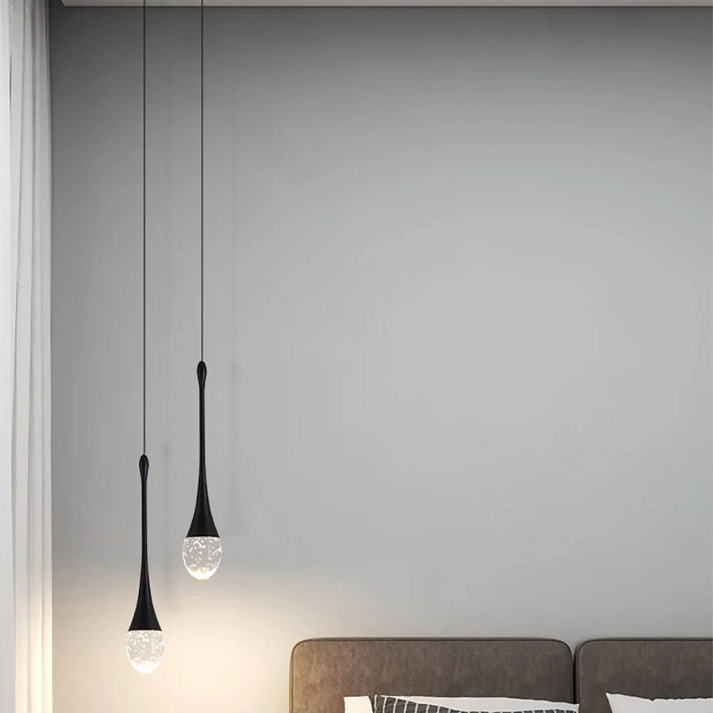 Minimalistische Pendelleuchte mit tropfenförmigem Glasschirm und verstellbarer Höhe
