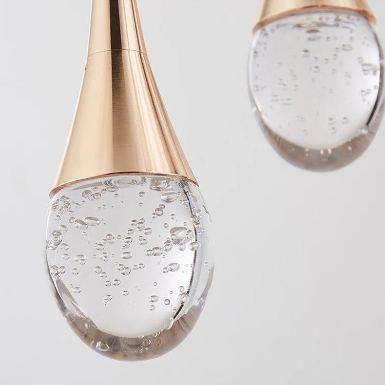 Minimalistische Pendelleuchte mit tropfenförmigem Glasschirm und verstellbarer Höhe