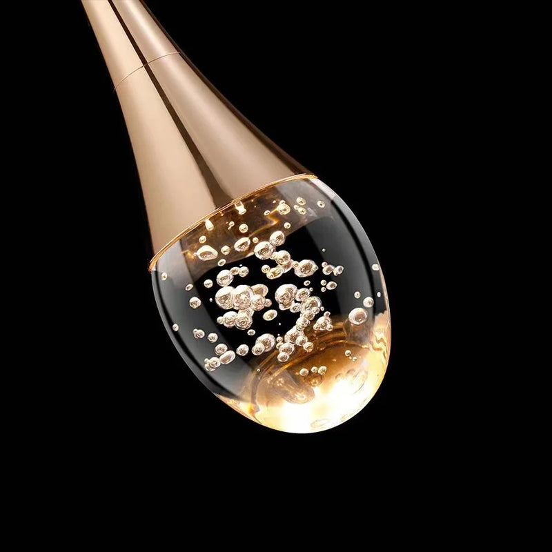 Minimalistische Pendelleuchte mit tropfenförmigem Glasschirm und verstellbarer Höhe