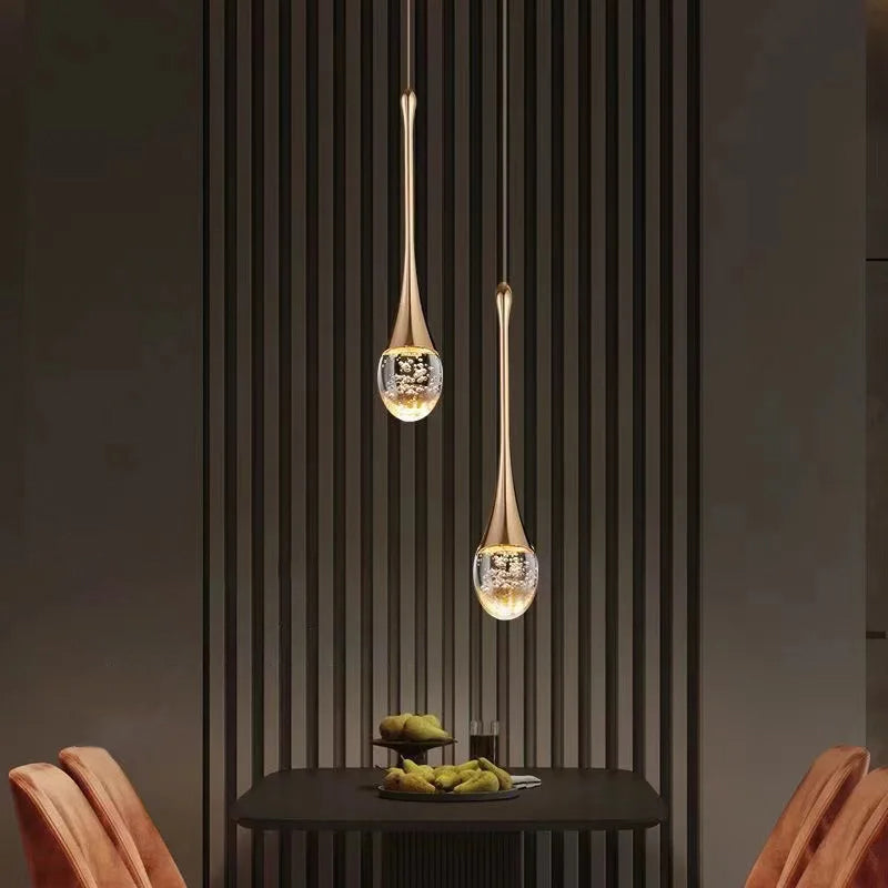 Minimalistische Pendelleuchte mit tropfenförmigem Glasschirm und verstellbarer Höhe