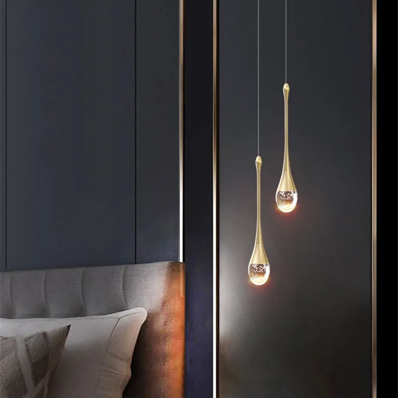 Minimalistische Pendelleuchte mit tropfenförmigem Glasschirm und verstellbarer Höhe