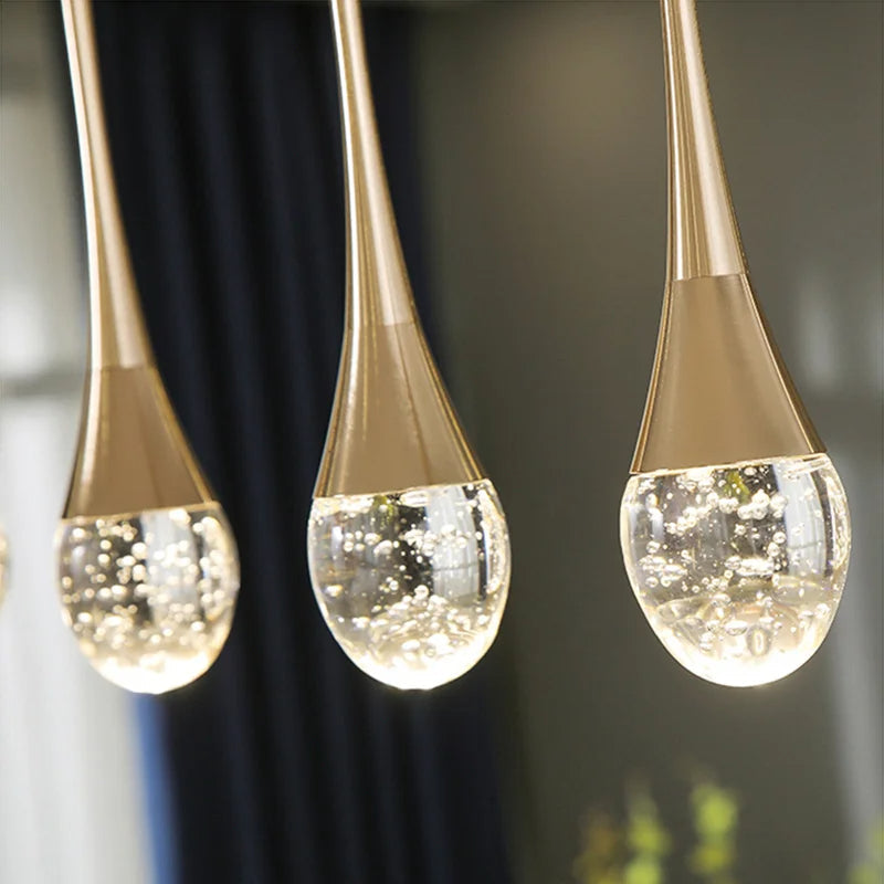 Minimalistische Pendelleuchte mit tropfenförmigem Glasschirm und verstellbarer Höhe