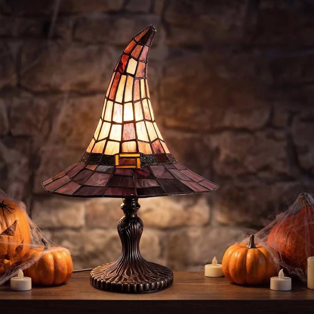 Verspielte Tischlampe als Hexenhut-Silhouette für die Halloween-Dekoration