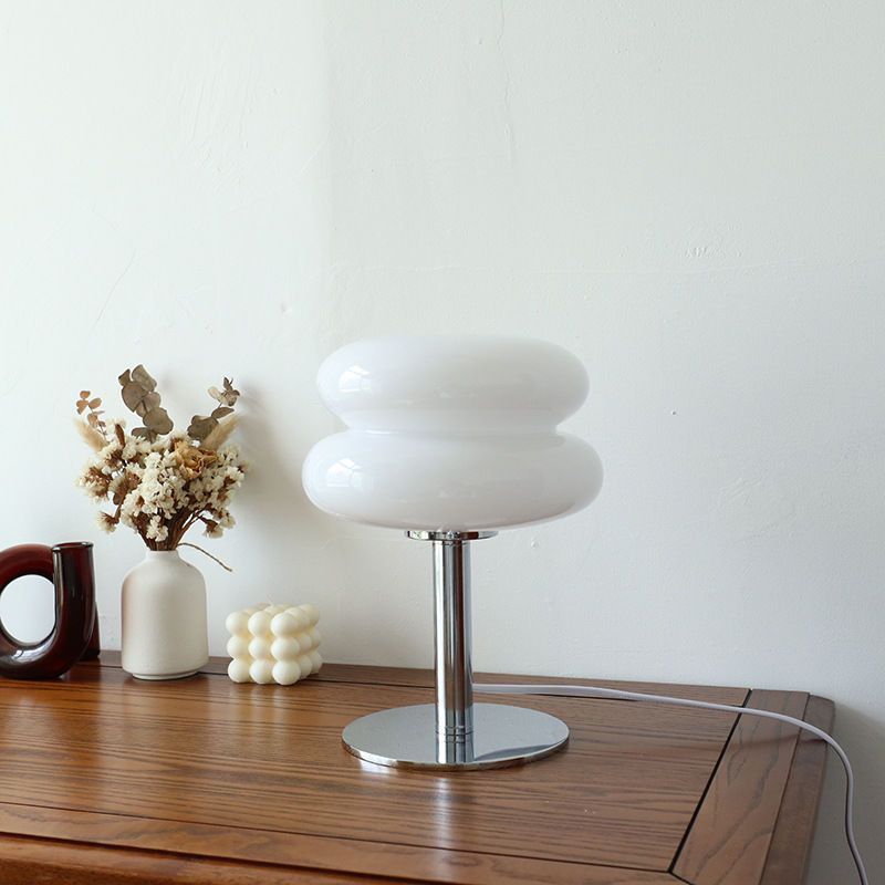 Skulpturale glänzende Glastischlampe in Ei- und Kuchenform